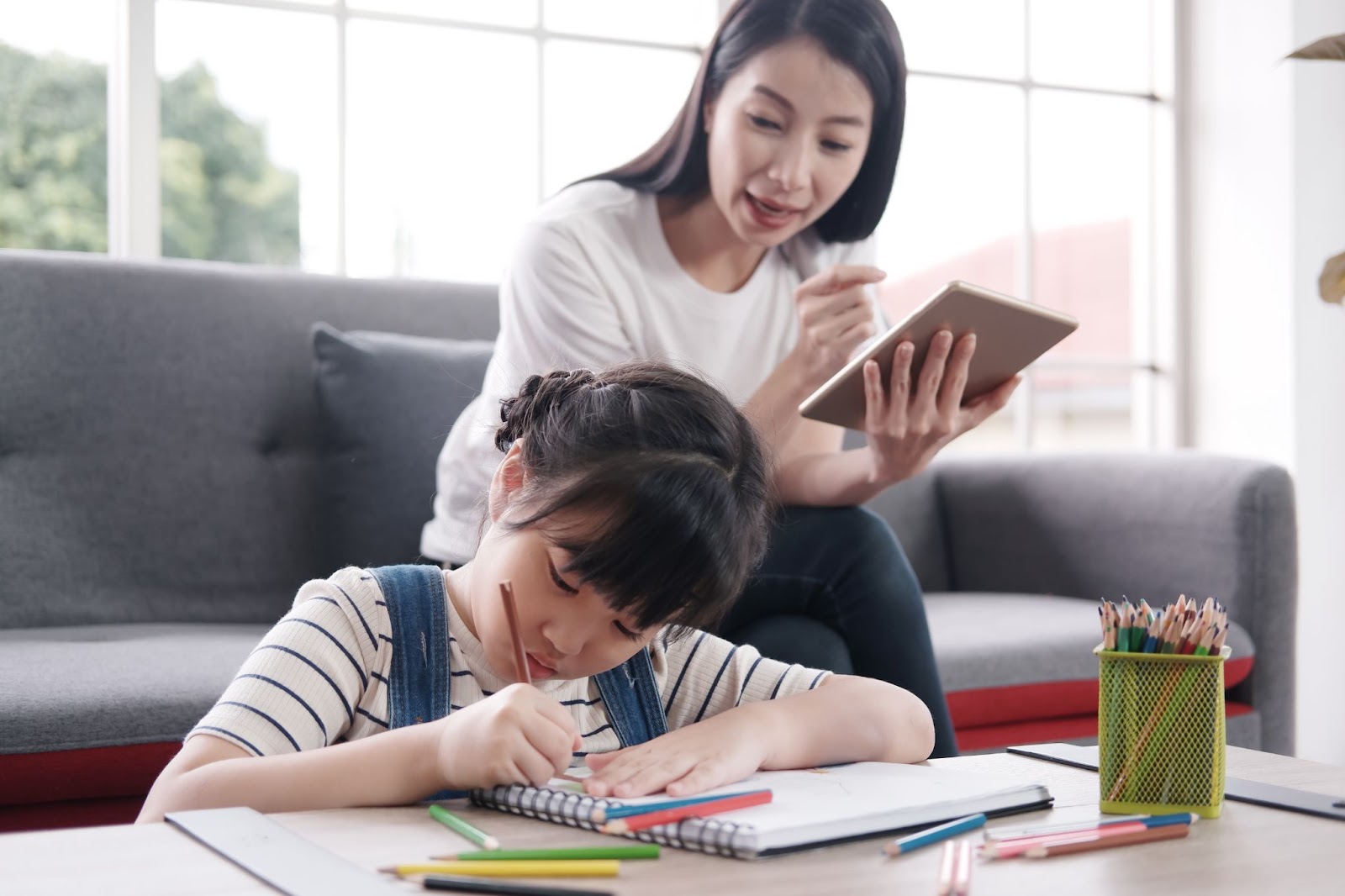 子供の宿題、親はどこまで手伝うべき？自主性を育てるサポート法